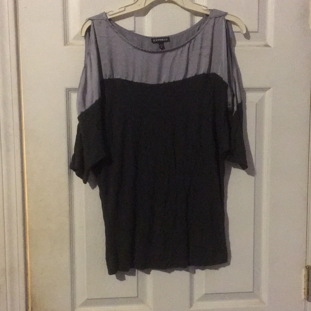 ❤️ Cold shoulder Express top!